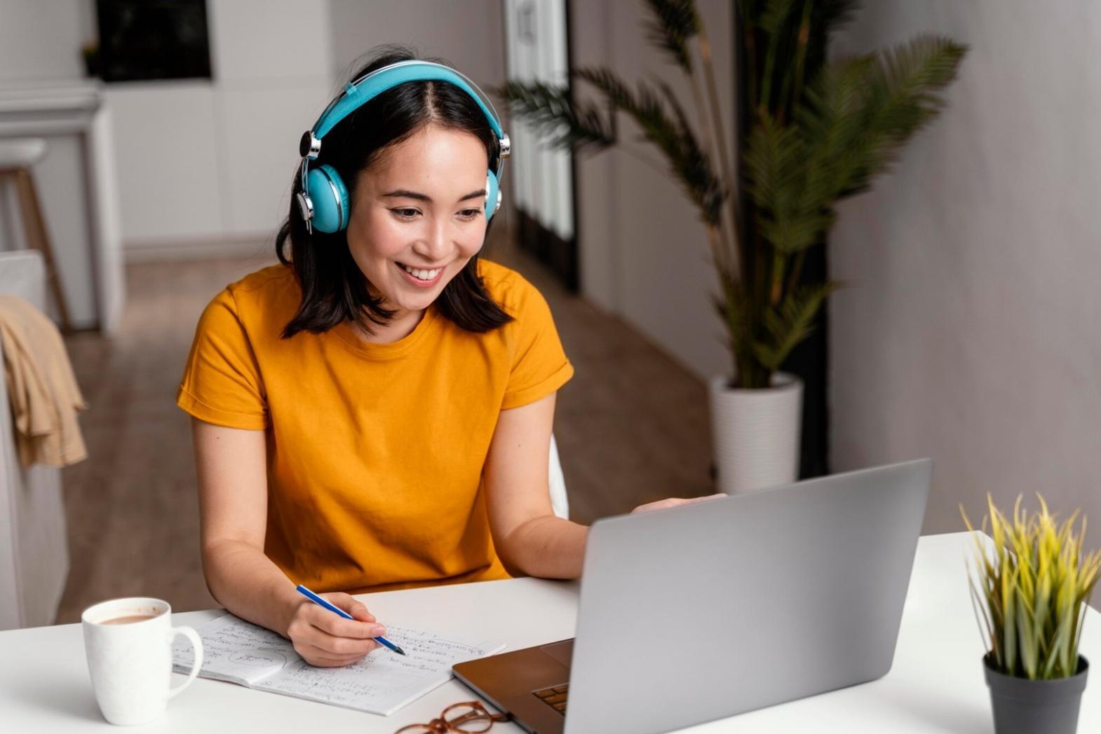 Persona che pratica tecniche di respirazione in ambiente sereno