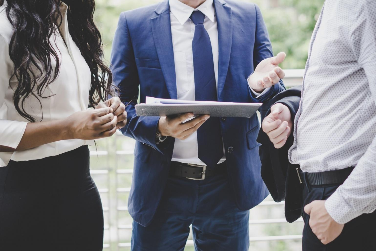 Gruppo di persone che praticano tecniche di mindfulness insieme