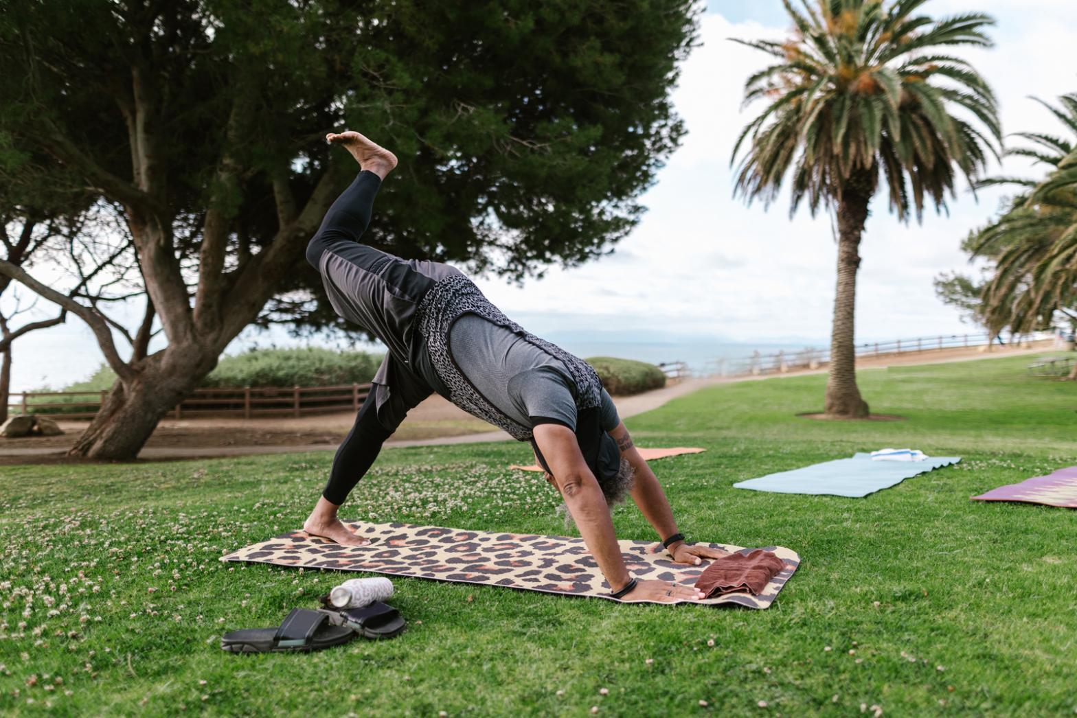 Persona che pratica tecniche di rilassamento in ambiente sereno